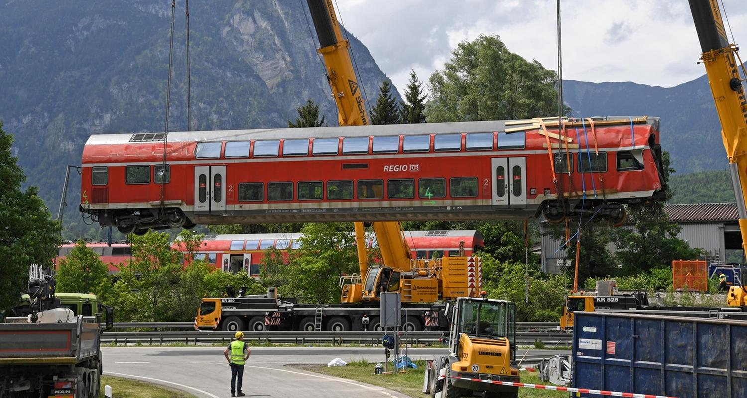 Bei der Entgleisung des Zugs starben fünf Menschen. Vor Gericht wird nun geprüft ob der Unfall durch Versäumnisse bei der Wartung der Gleise entstand.