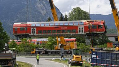Bei der Entgleisung des Zugs starben fünf Menschen. Vor Gericht wird nun geprüft ob der Unfall durch Versäumnisse bei der Wartung der Gleise entstand.