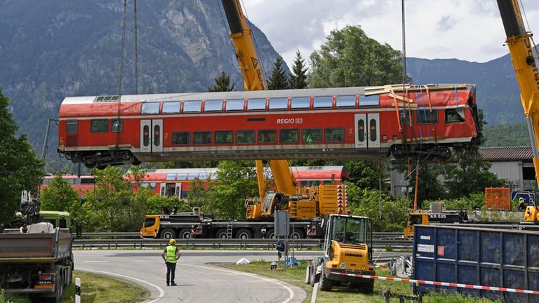 Bei der Entgleisung des Zugs starben fünf Menschen. Vor Gericht wird nun geprüft ob der Unfall durch Versäumnisse bei der Wartung der Gleise entstand.