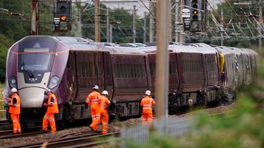 Beschädigte East Midlands Railway-Züge nach einer Kollision nahe Bedford, Großbritannien.