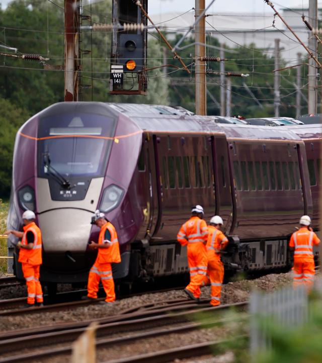 Beschädigte East Midlands Railway-Züge nach einer Kollision nahe Bedford, Großbritannien.