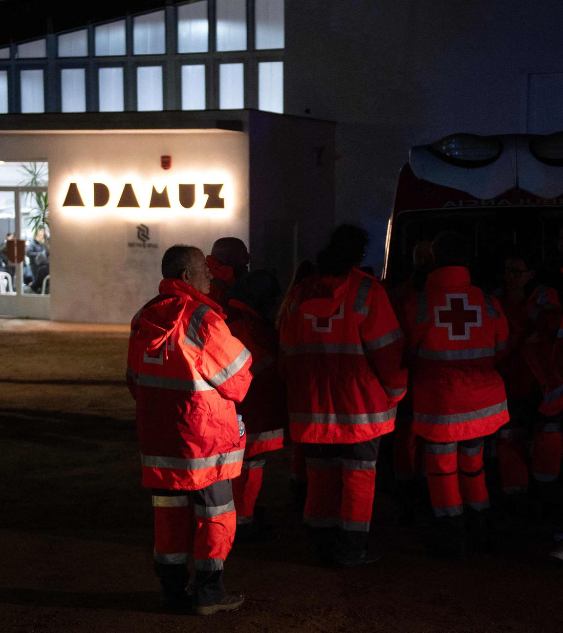Mitglieder des Roten Kreuzes arbeiten nach einem Zugunglück in Adamuz, Südspanien, am frühen Morgen des 19.01.2026. 