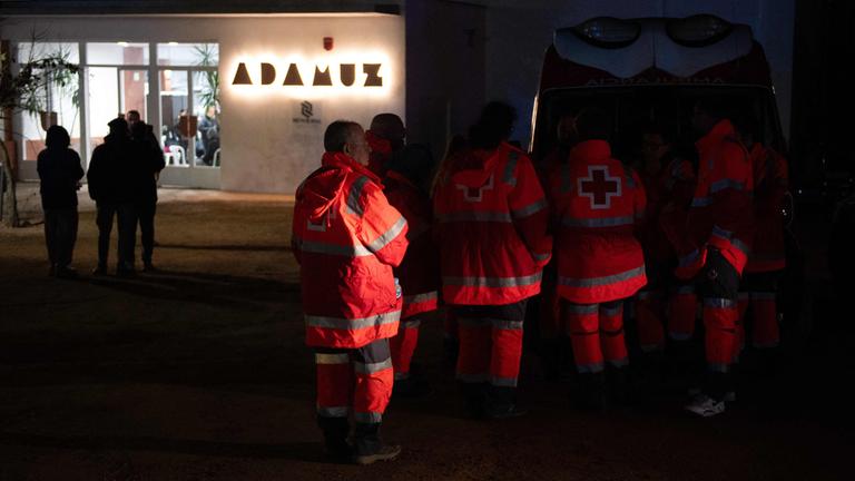 Mitglieder des Roten Kreuzes arbeiten nach einem Zugunglück in Adamuz, Südspanien, am frühen Morgen des 19.01.2026. 