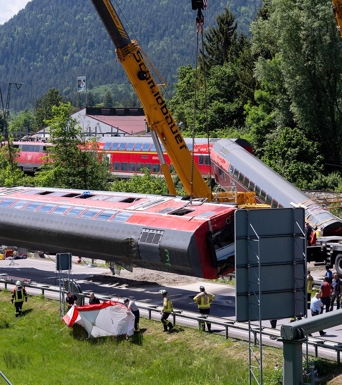 Aufräumarbeiten nach Zugunglück bei Garmisch-Partenkirchen.
