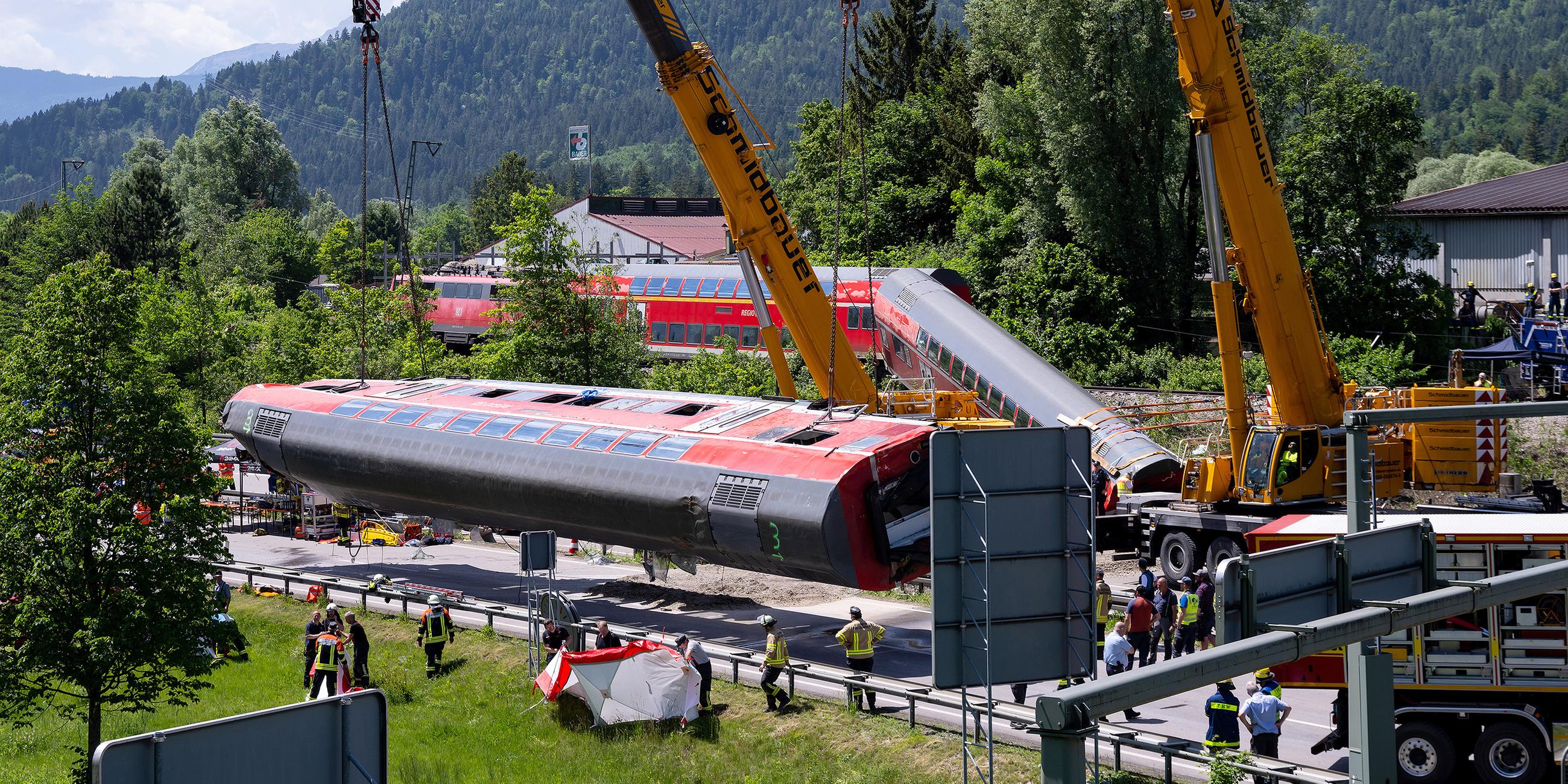 Aufräumarbeiten nach Zugunglück bei Garmisch-Partenkirchen.