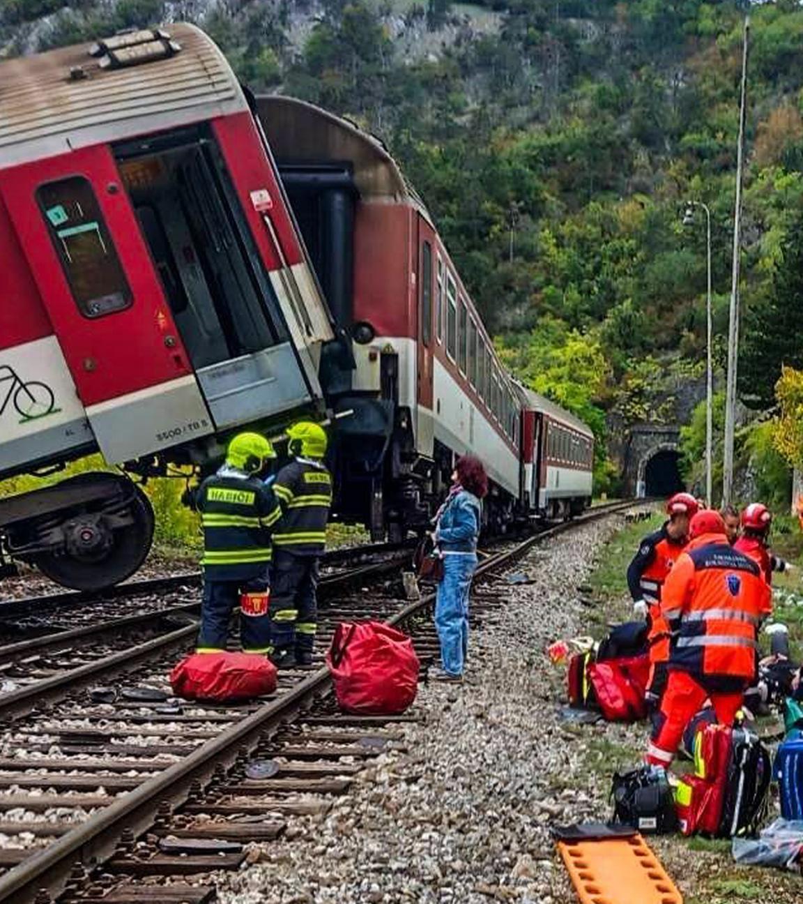 Rettungskräfte behandeln Verletzte nach eine Zugunglück in der Slowakai bei dem Rund einhundert Menschen verletzt wurden.