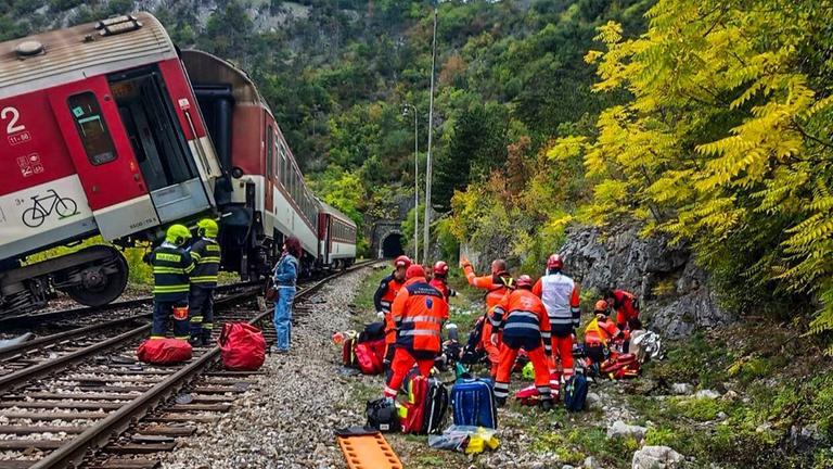 Rettungskräfte behandeln Verletzte nach eine Zugunglück in der Slowakai bei dem Rund einhundert Menschen verletzt wurden.