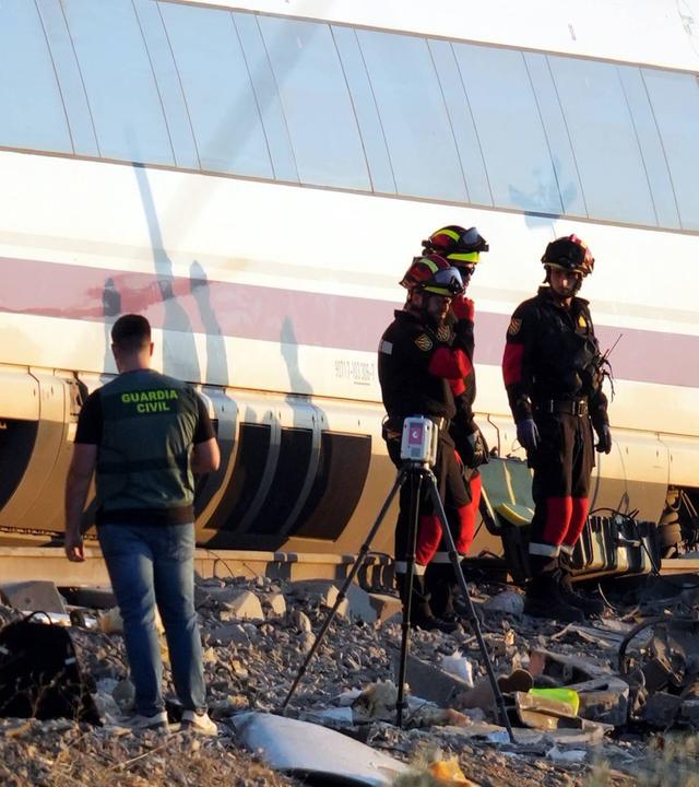 Rettungskräfte arbeiten am Unglücksort, nachdem am 28.10.2026 zwei Züge in Urda, Spanien, miteinander kollidiert sind.