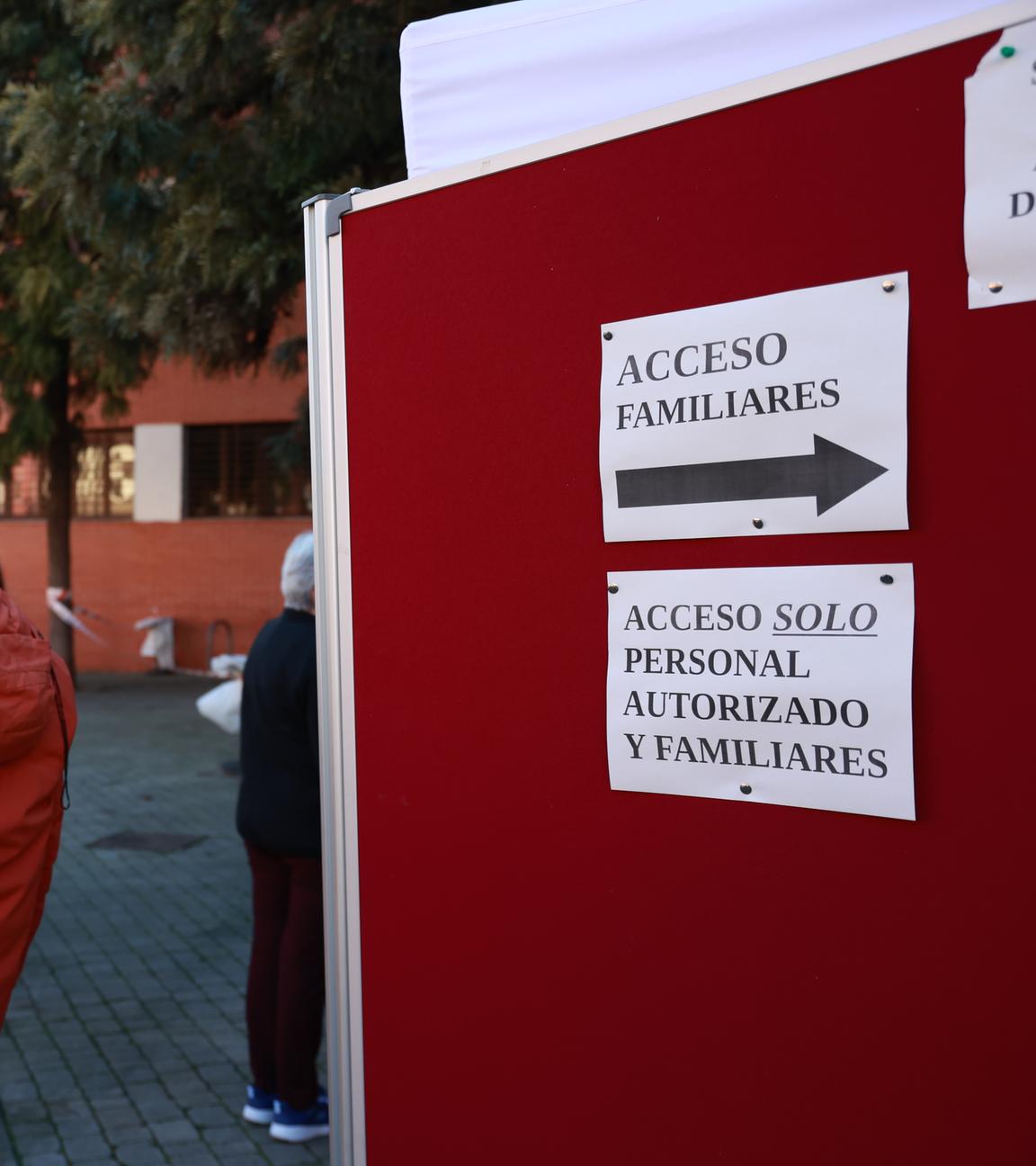 Spanien, Cordoba: Angehörige von Opfern und Betroffenen des Zugunglück versammeln sich vor dem Bürgerzentrum, wo ein Informationspunkt eingerichtet wurde.