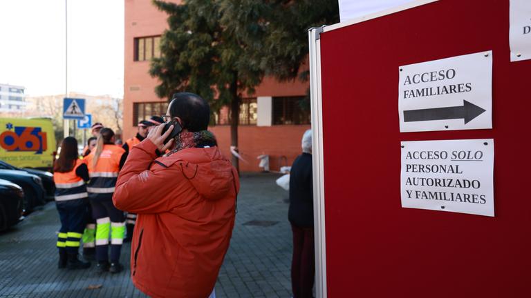 Spanien, Cordoba: Angehörige von Opfern und Betroffenen des Zugunglück versammeln sich vor dem Bürgerzentrum, wo ein Informationspunkt eingerichtet wurde.