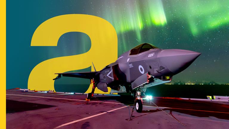 Nato Flugzeug auf Rollfeld mit auslandsjournal Logo