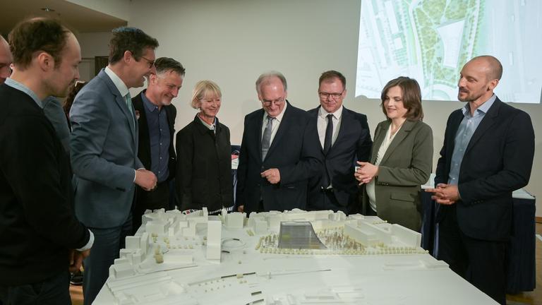 Der Siegerentwurf für den Bau des Zukunftszentrums für Deutsche Einheit und Europäische Transformation in Halle wird unter Teilnahme von Bundes-und Landespolitikern präsentiert. 