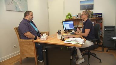 Ärztin und Patient in einer Praxis