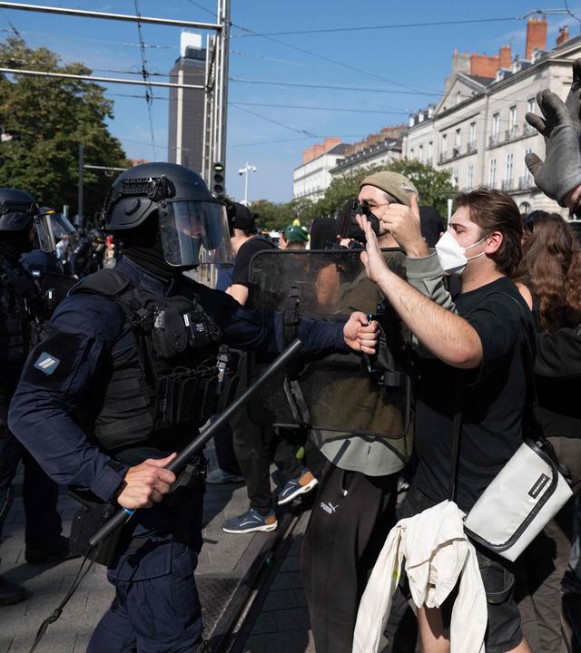 Am 6. Oktober 2026 kam es in Nantes (Westfrankreich) zu Zusammenstößen zwischen der Bereitschaftspolizei (CRS) und Demonstranten.