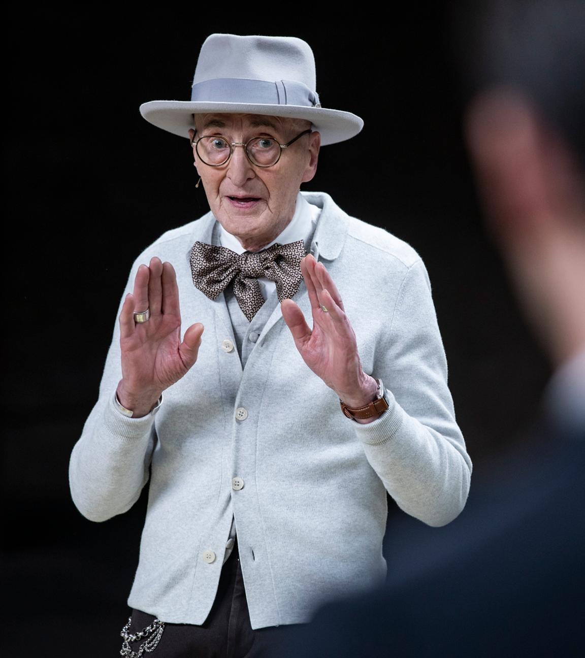 Günther Krabbenhöft, älterer Mann, hell gekleidet mit Hut