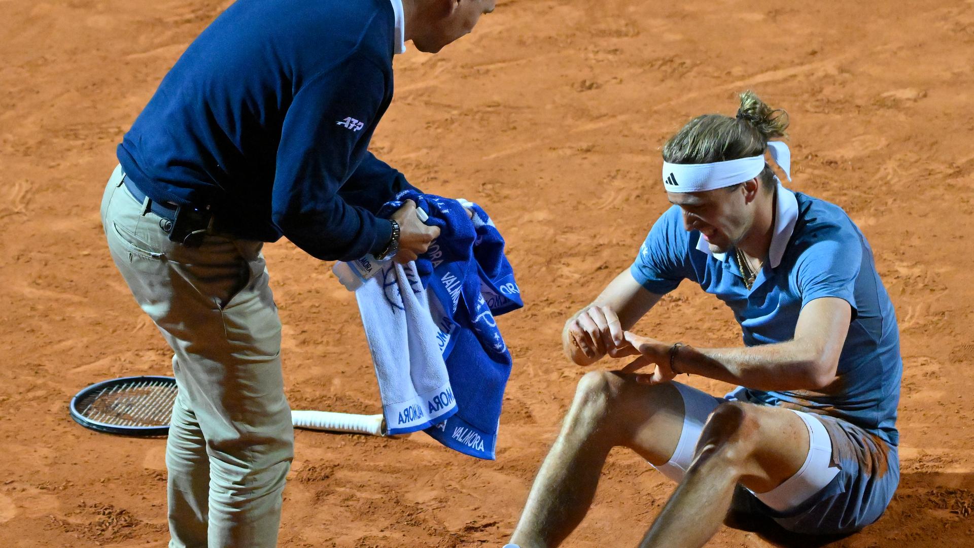 Alexander Zverev wurde nach seinem Sturz auf die Hand betreut
