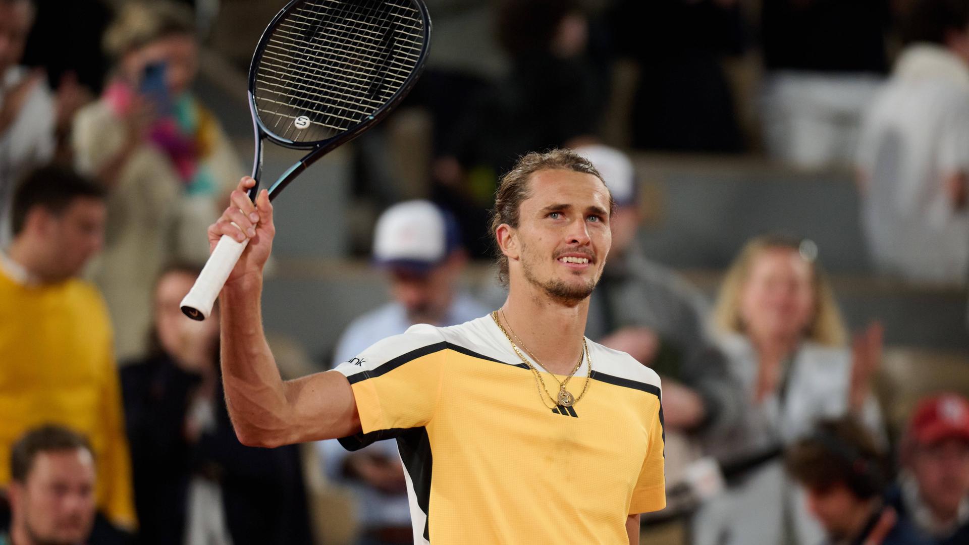 Alexander Zverev feiert den Sieg nach dem Halbfinalspiel beim French Open 