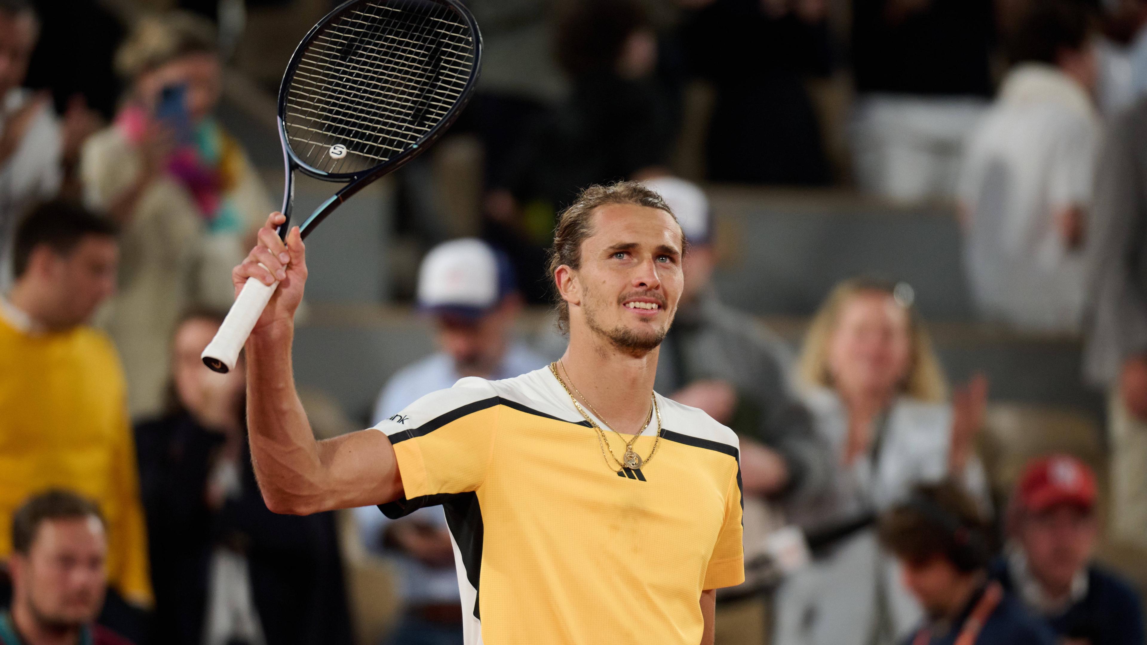 Alexander Zverev feiert den Sieg nach dem Halbfinalspiel beim French Open 