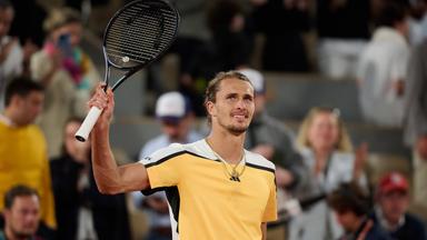 Alexander Zverev feiert den Sieg nach dem Halbfinalspiel beim French Open 