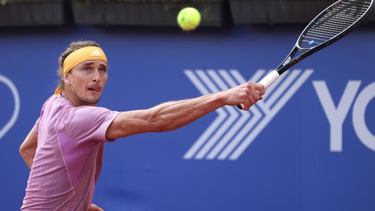 Alexander Zverev besiegt den Chinesen Zhang Zhizhen  im Viertelfinale von Hamburg.