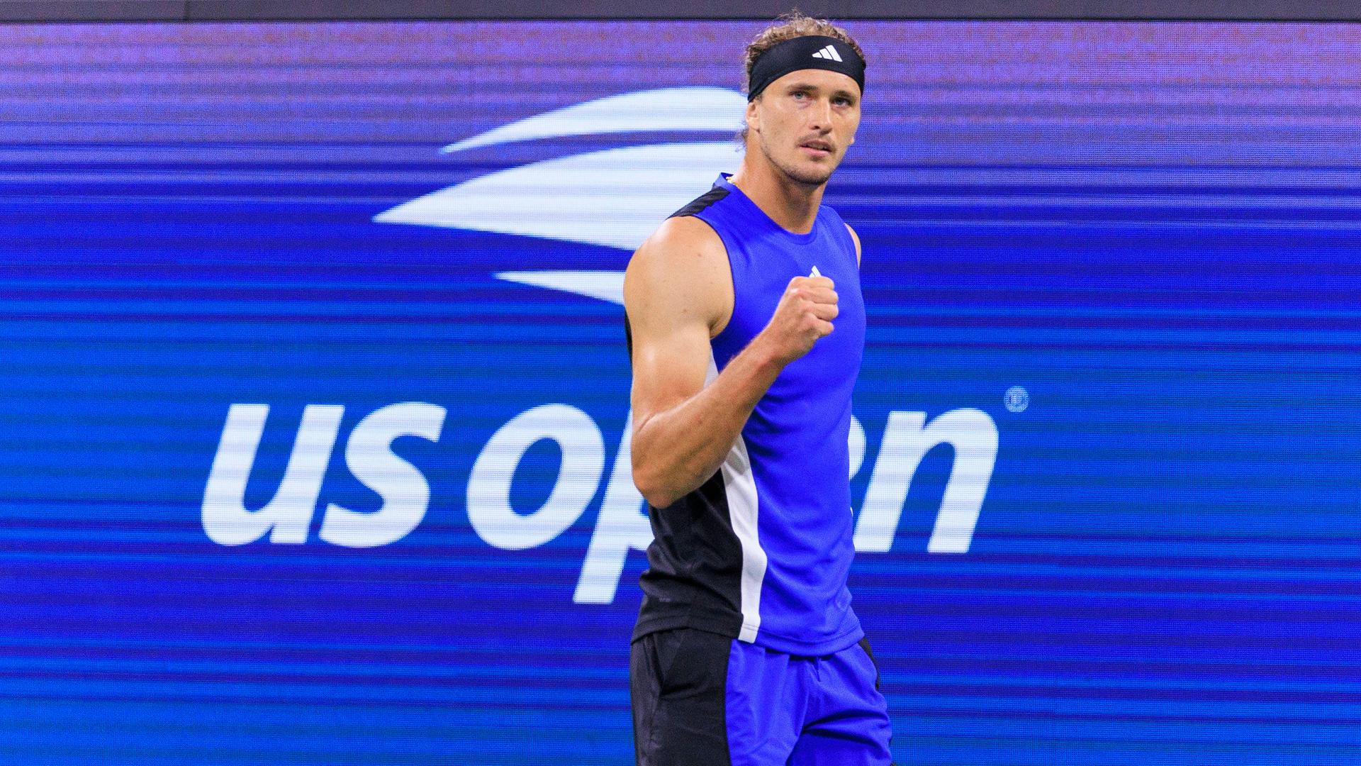 Alexander Zverev steht nach einem weit über Mitternacht hinausgehenden Kraftakt im Achtelfinale bei den US Open.