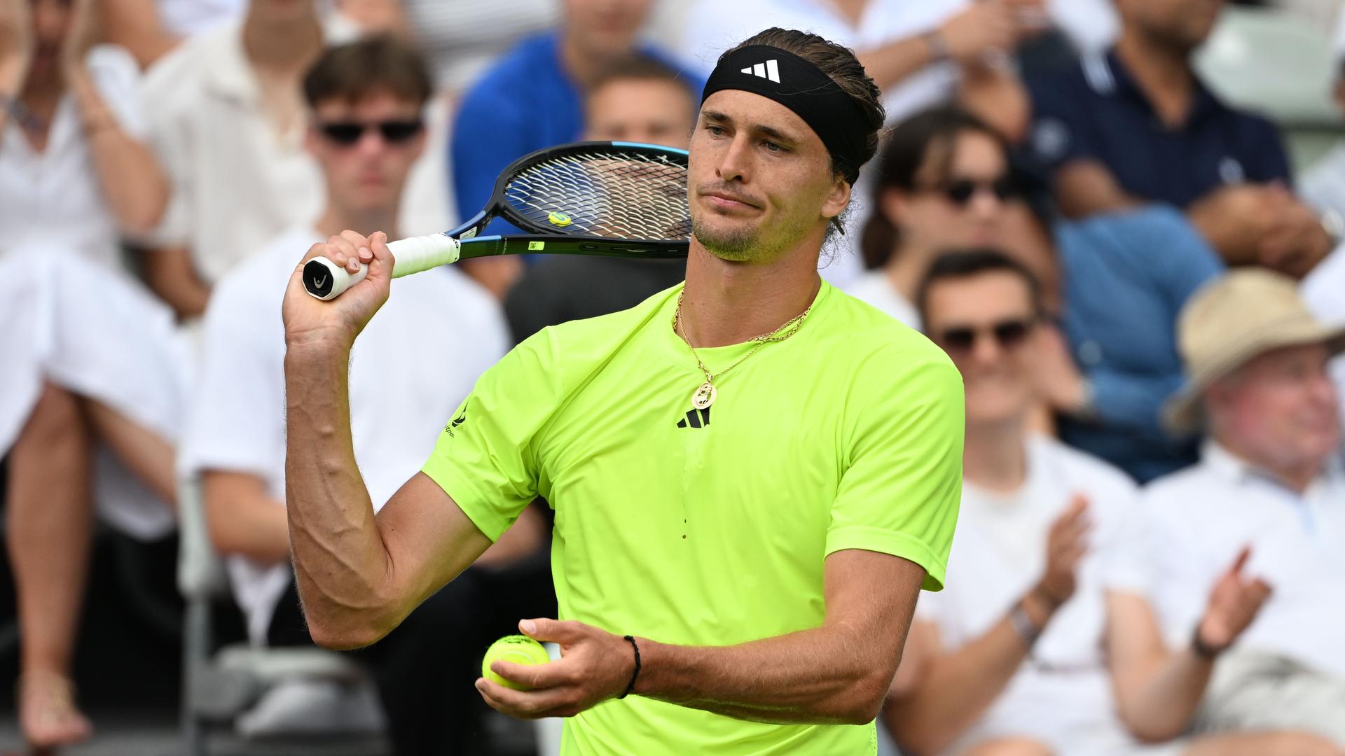 Alexander Zverev ist nach einem verlorenen Ballwechsel frustriert.