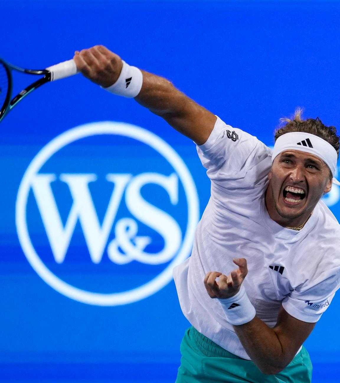 Alexander Zverev beim Aufschlag im Match gegen Karen Khachanov