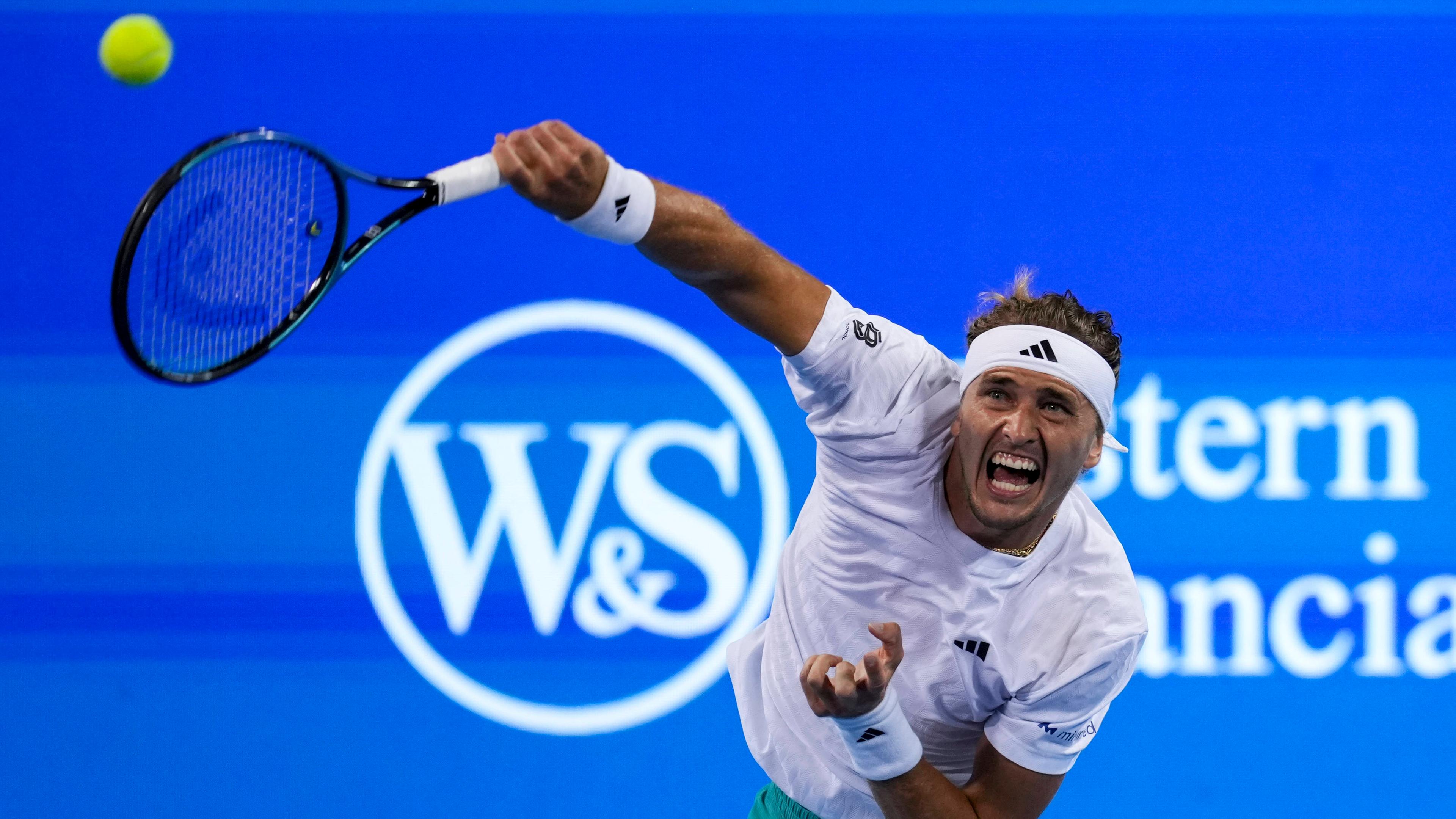Alexander Zverev beim Aufschlag im Match gegen Karen Khachanov