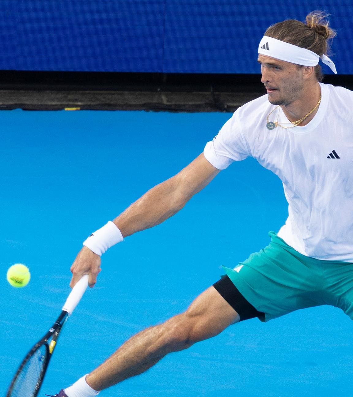 Alexander Zverev spielt am 16. August 2025 bei den Cincinnati Open in Mason, USA, einen Ball im Match gegen seinen Gegner Carlos Alcaraz.