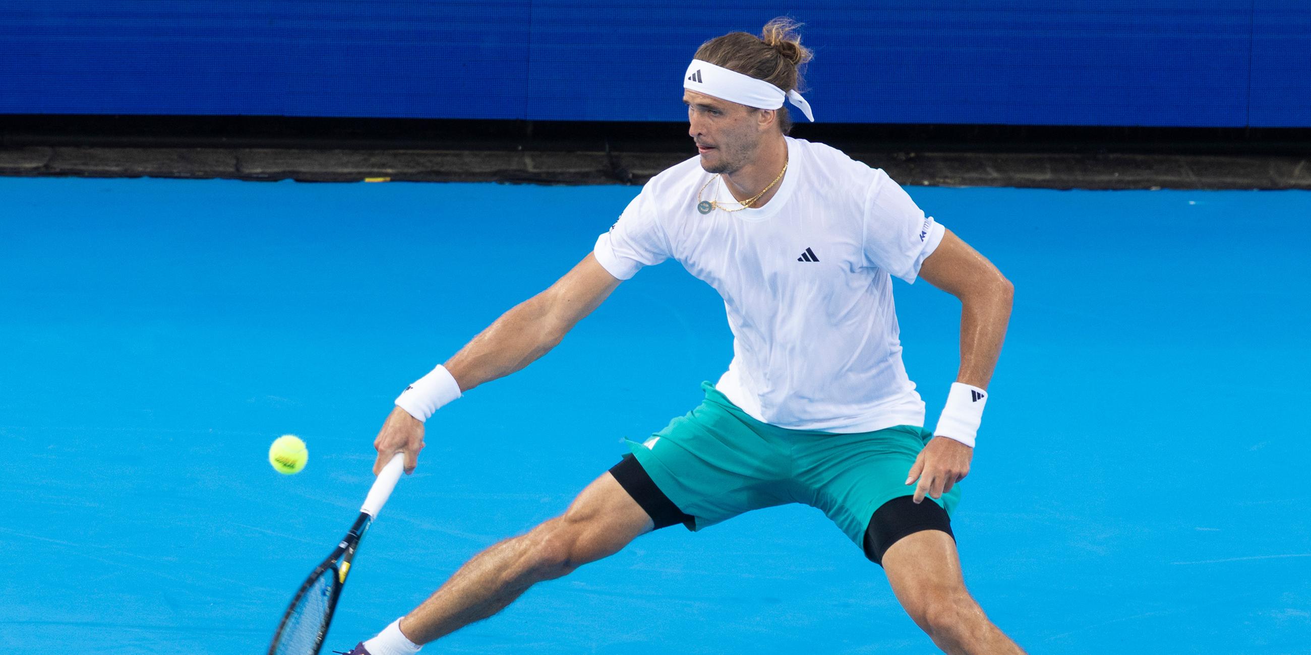 Alexander Zverev spielt am 16. August 2025 bei den Cincinnati Open in Mason, USA, einen Ball im Match gegen seinen Gegner Carlos Alcaraz.