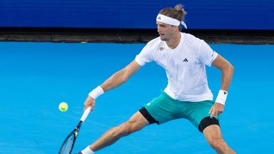Alexander Zverev spielt am 16. August 2025 bei den Cincinnati Open in Mason, USA, einen Ball im Match gegen seinen Gegner Carlos Alcaraz.