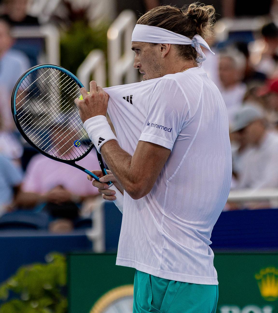 Alexander Zverev zupft Halbfinale gegen Carlos Alcaraz am Trikot