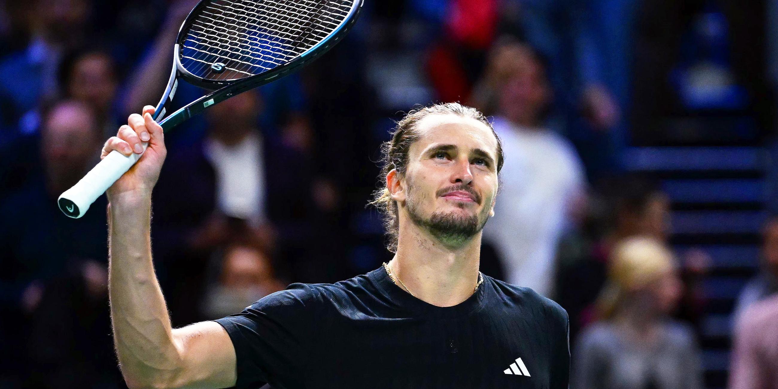 Alexander Zverev winkt mit dem Schläger ins Publikum