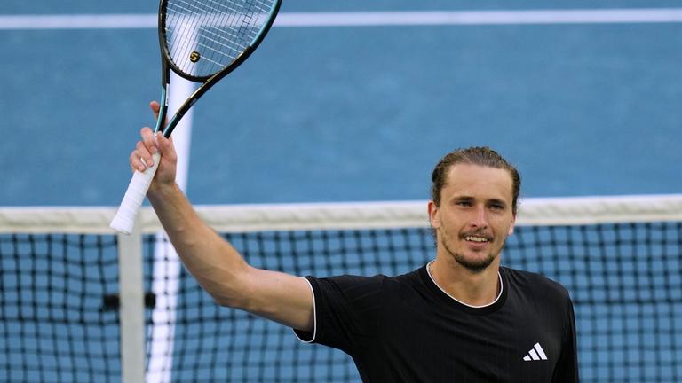 Alexander Zverev jubelt nach seinem Sieg gegen Francisco Cerúndolo im Achtelfinale der Australian Open in Melbourne am 25. Januar 2026.