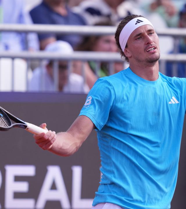 Alexander Zverev breitet die Arme aus und blickt enttäuscht
