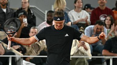 Alexander Zverev breitet die Arme aus nach seinem Sieg über Rafael Jodar