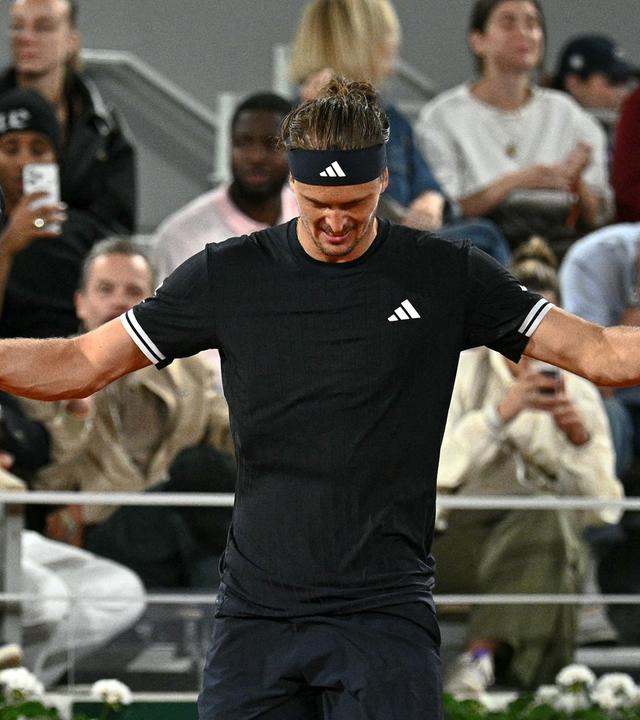 Alexander Zverev breitet die Arme aus nach seinem Sieg über Rafael Jodar