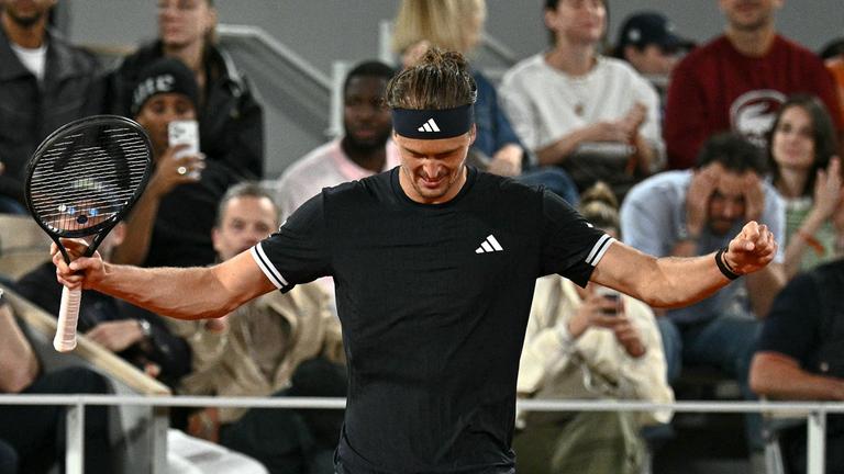 Alexander Zverev breitet die Arme aus nach seinem Sieg über Rafael Jodar