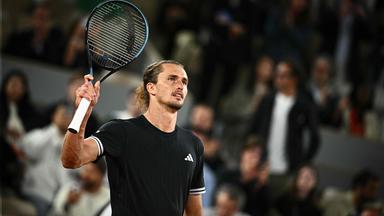 Alexander Zverev breitet die Arme aus nach seinem Sieg über Rafael Jodar