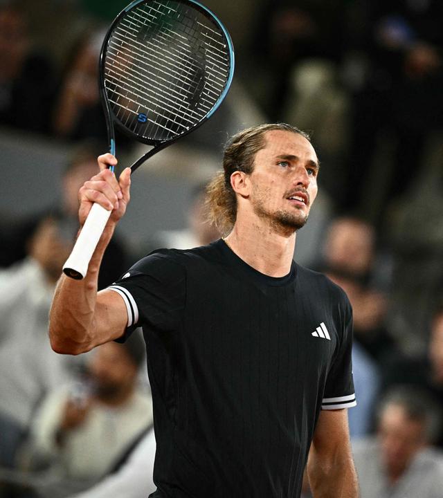 Alexander Zverev breitet die Arme aus nach seinem Sieg über Rafael Jodar