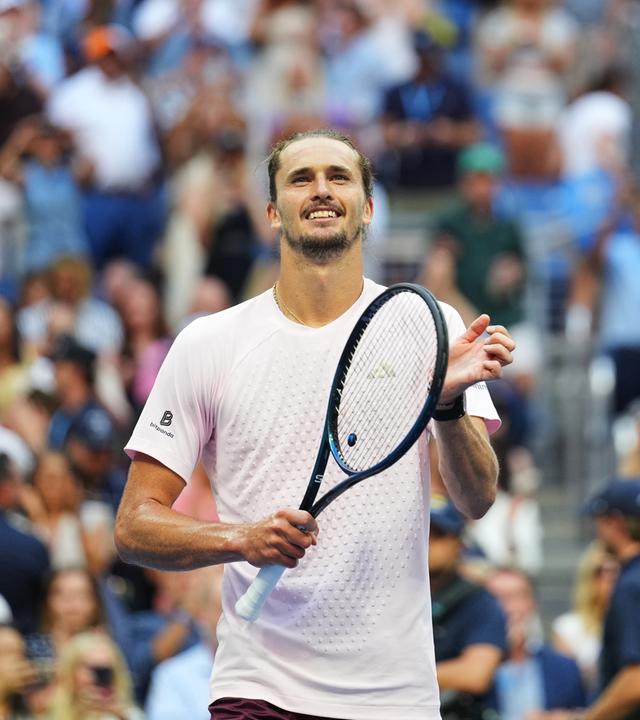 Alexander Zverev feiert seinen Sieg gegen Karen Khachanov im Halbfinale der US Open in New York.