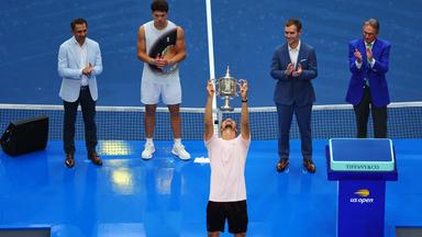 Alexander Zverev hält den Siegerpokal in die Höhe.
