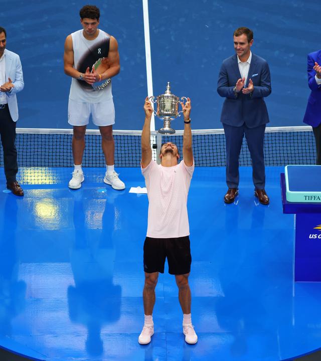 Alexander Zverev hält den Siegerpokal in die Höhe.
