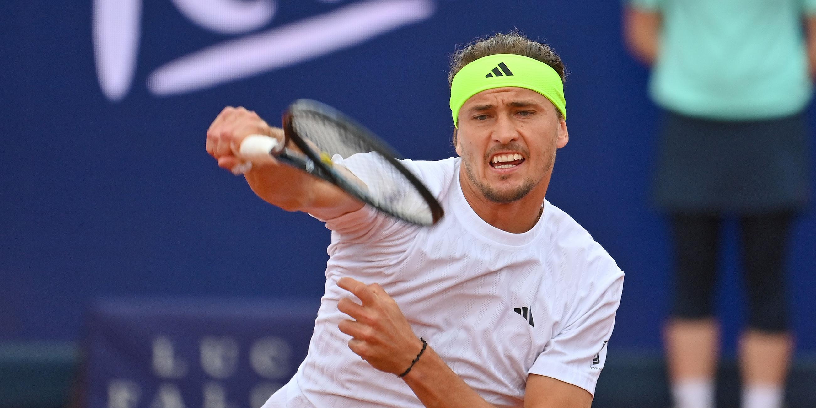 Alexander Zverev schlägt einen Ball mit der Vorhand.