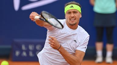 Alexander Zverev schlägt einen Ball mit der Vorhand.