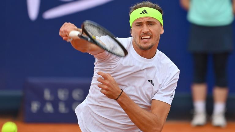 Alexander Zverev schlägt einen Ball mit der Vorhand.