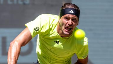 ATP-Tour in Halle/Westfalen, Viertelfinale Alexander Zverev beim Aufschlag.