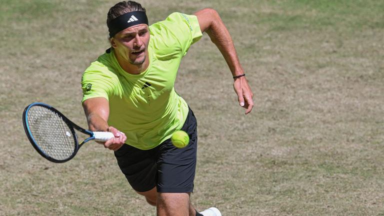 ATP-Tour in Halle/Westfalen, Viertelfinale: Alexander Zverev beim Vorhand-Return.