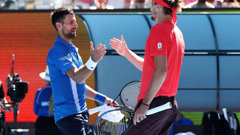 Alexander Zverev und Novak Djokovic geben sich die Hand nach dem Spiel bei den US-Open