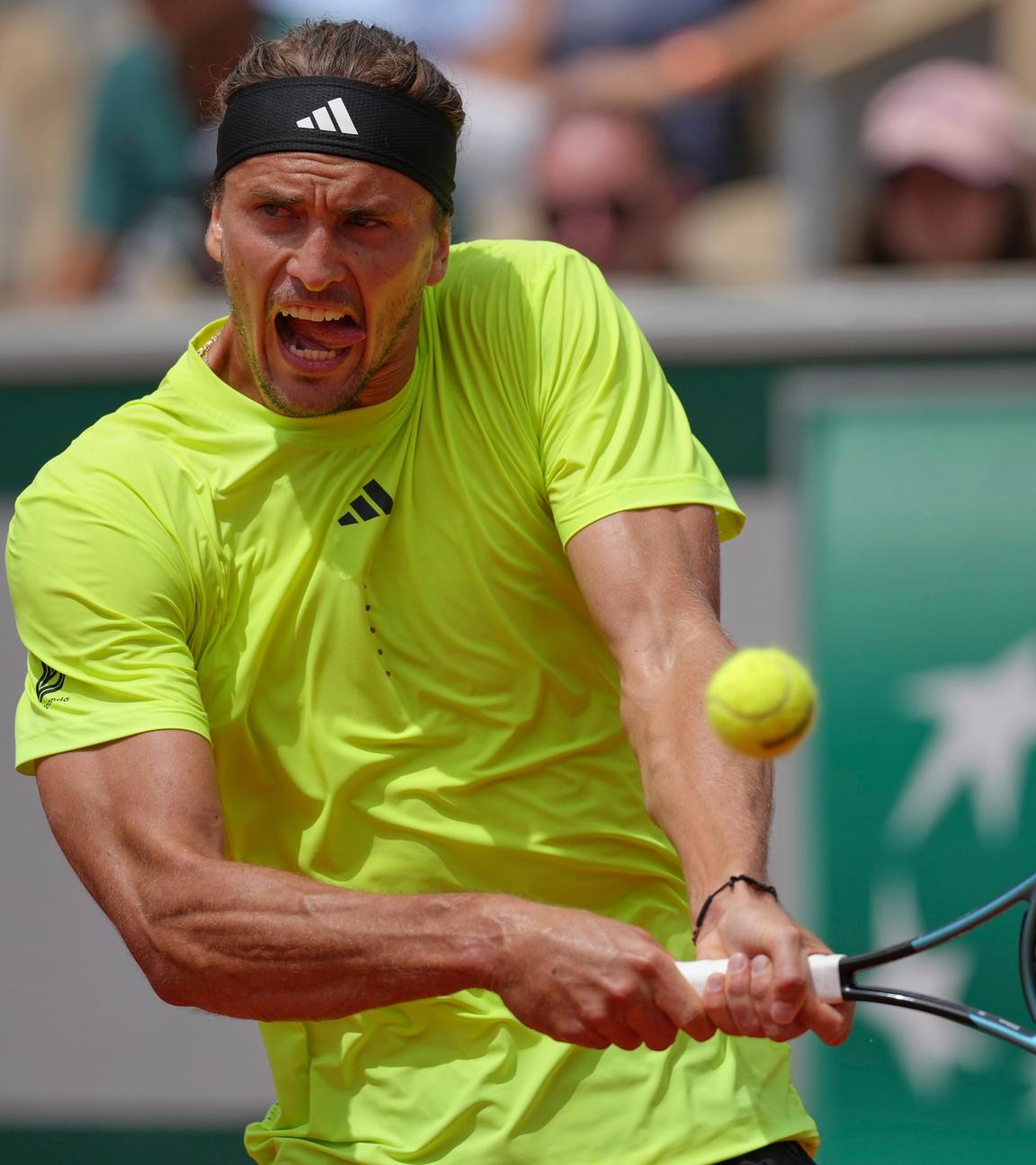 Alexander Zverev spielt im Match gegen Jesper De Jong einen Rückhand-Return